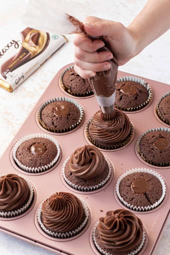 Piping galaxy chocolate buttercream