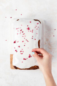 Decorate lemon cake with icing