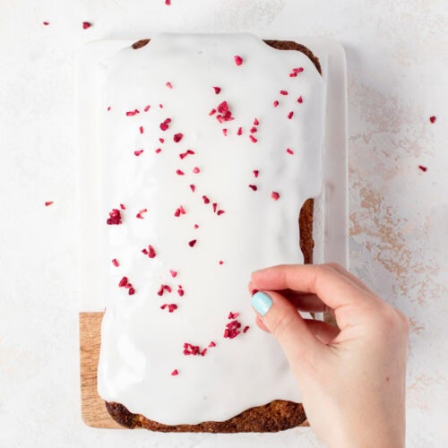 Decorate lemon cake with icing