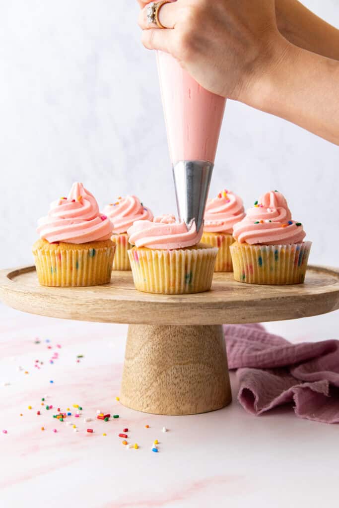 piping buttercream swirls