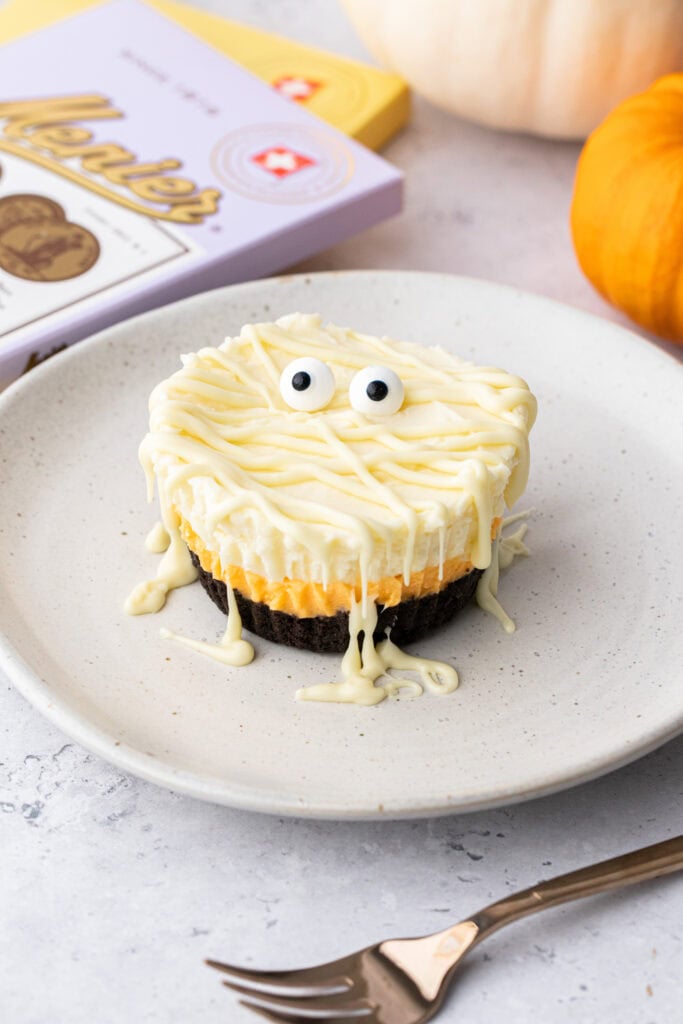 Mummy mini halloween cheesecakes