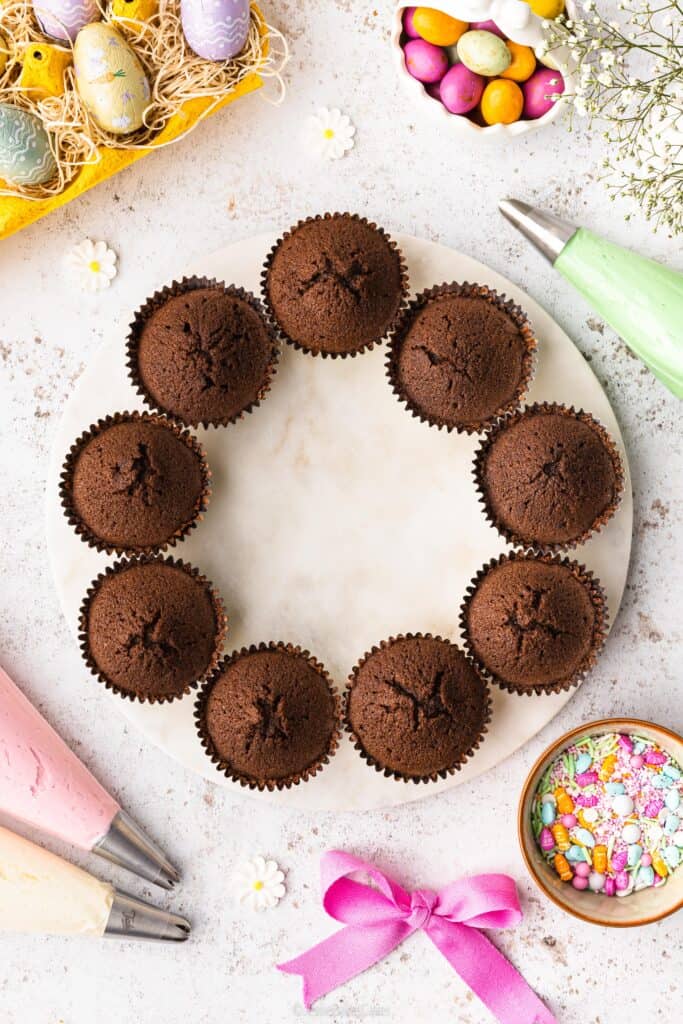 cupcake wreath with undecorated cupcakes and decorated surrounding it