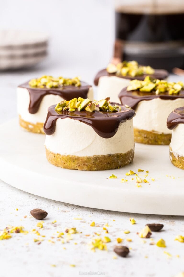 Pistachio and coffee mini cheesecake