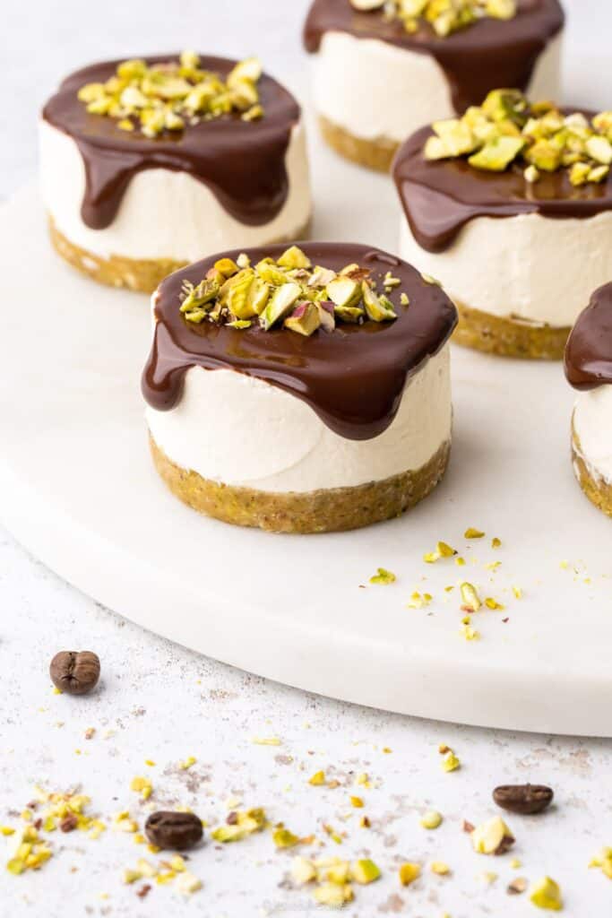 Pistachio and coffee mini cheesecake