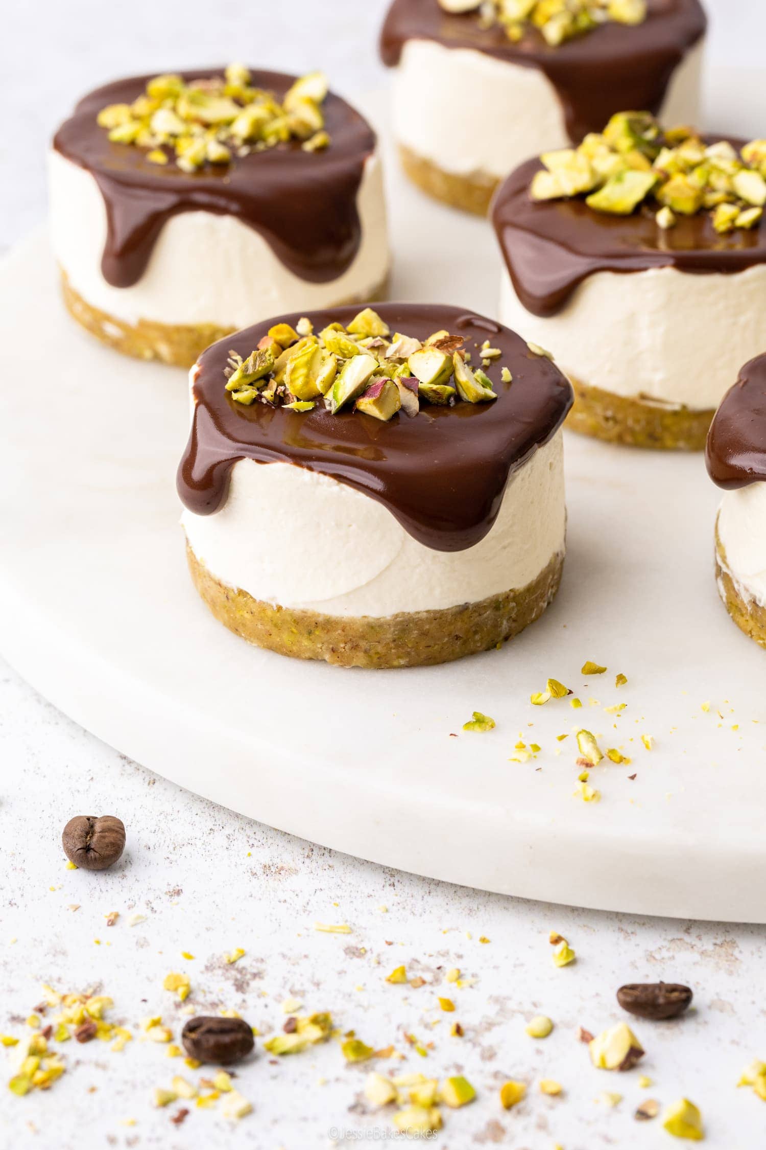 Pistachio and coffee mini cheesecake