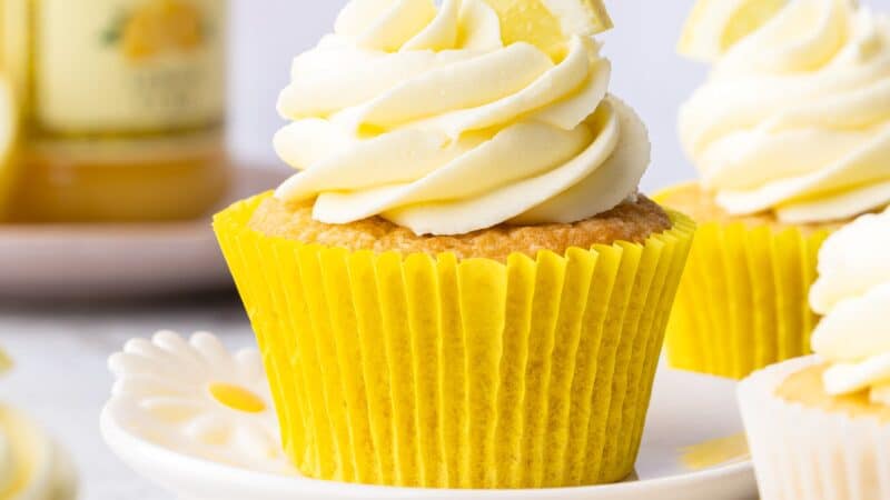 Lemon Cupcakes with Lemon Curd