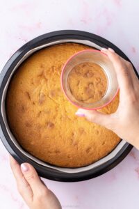 Flattening the top of the sponge with the base of a glass