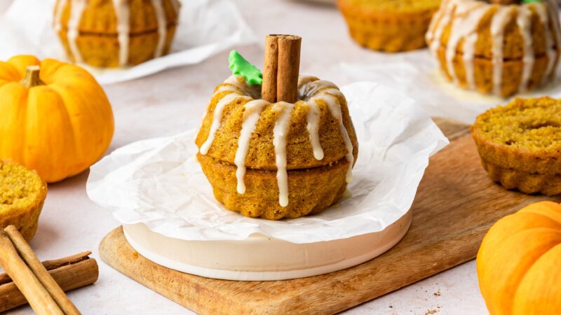 Mini Pumpkin Cakes with White Chocolate Icing