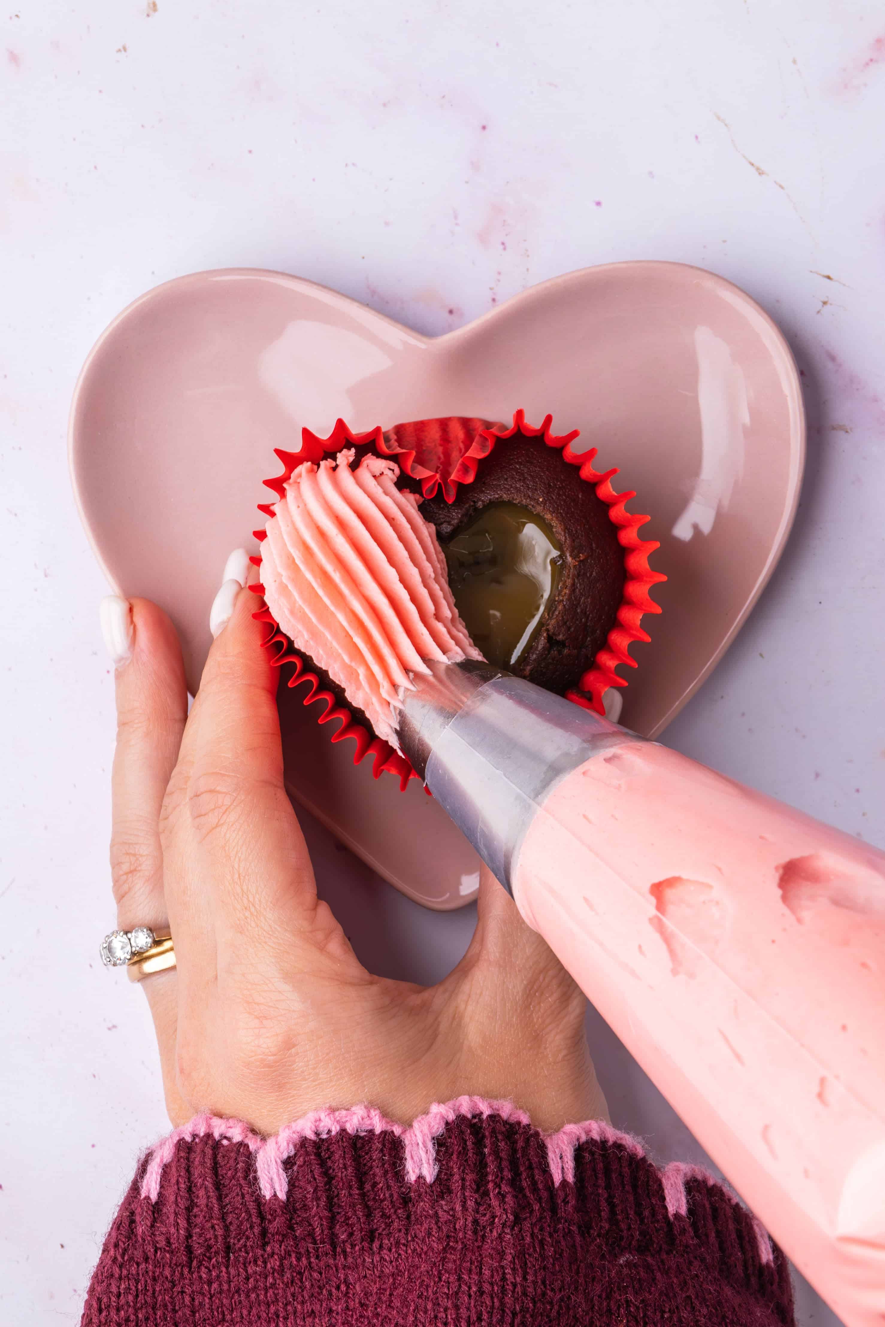 how to pipe a buttercream heart with star nozzle