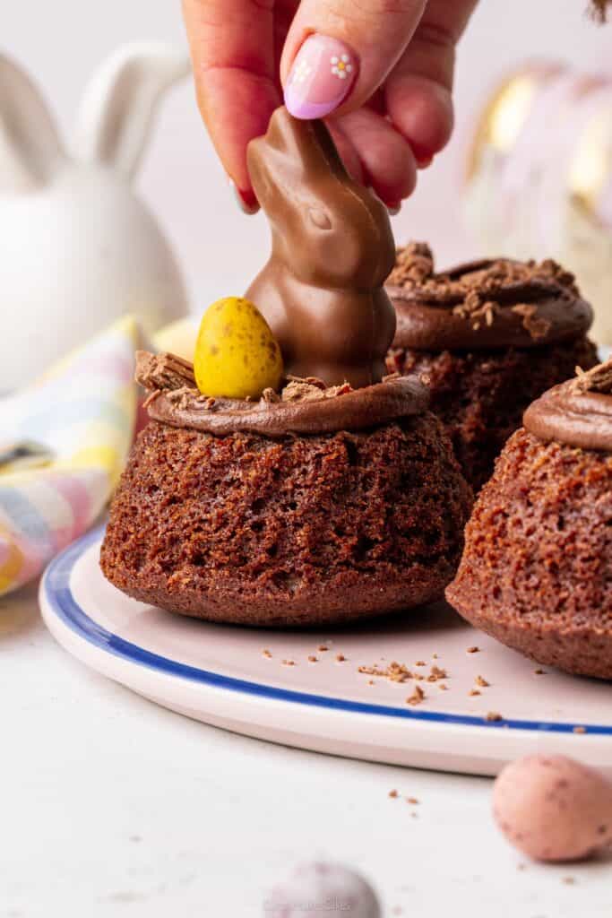 decorating easter cakes