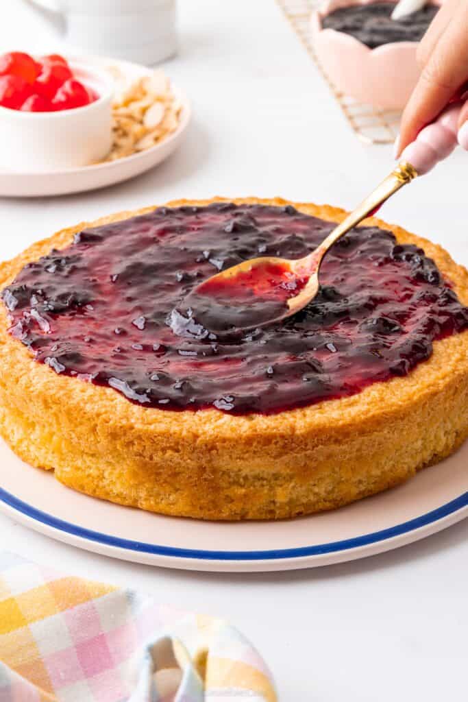 spreading out the jam layer