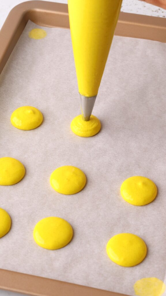 piping bee macarons