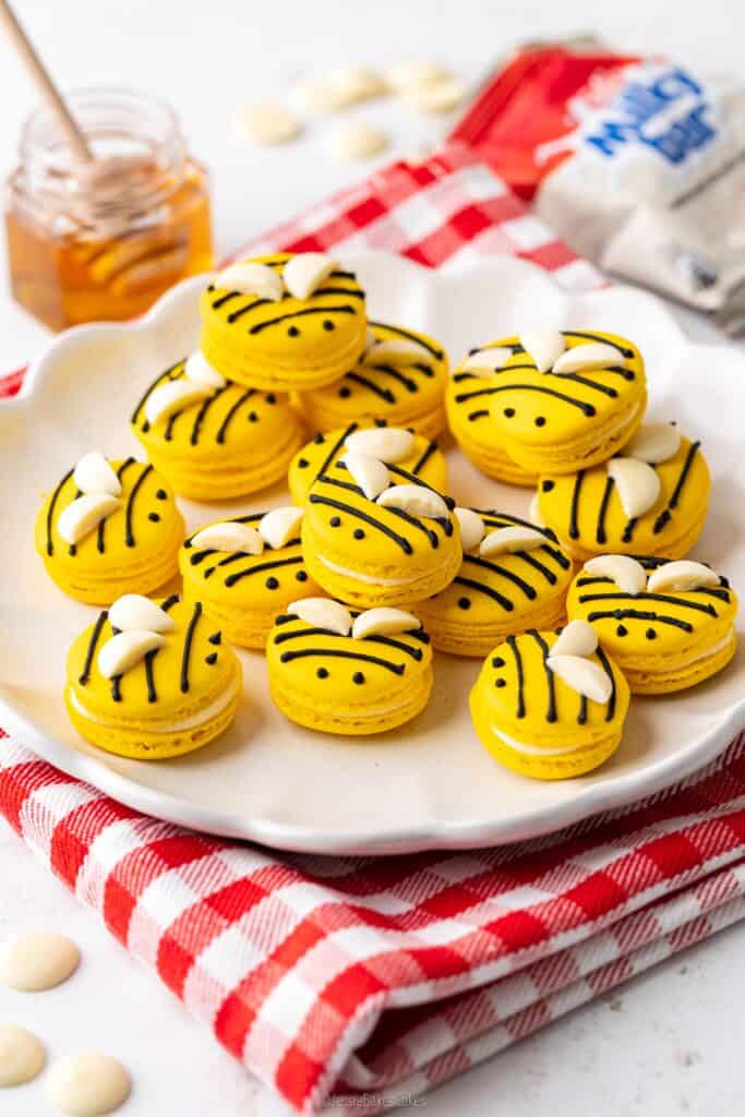 Milkybar Bee Macarons