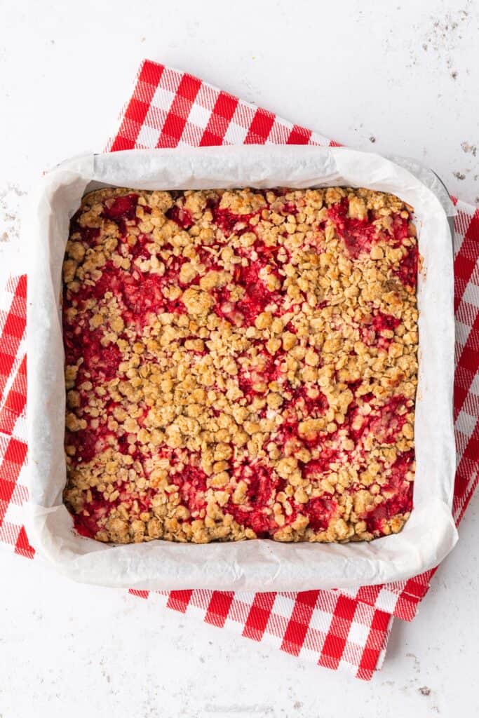 baked strawberry crumble bars