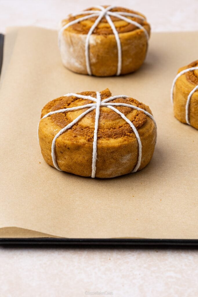 pumpin shaped cinnamon rolls
